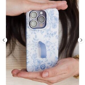 Loopy iPhone 12/12 Pro Beautiful Blue Toile Case + soft blue loop and dust bag